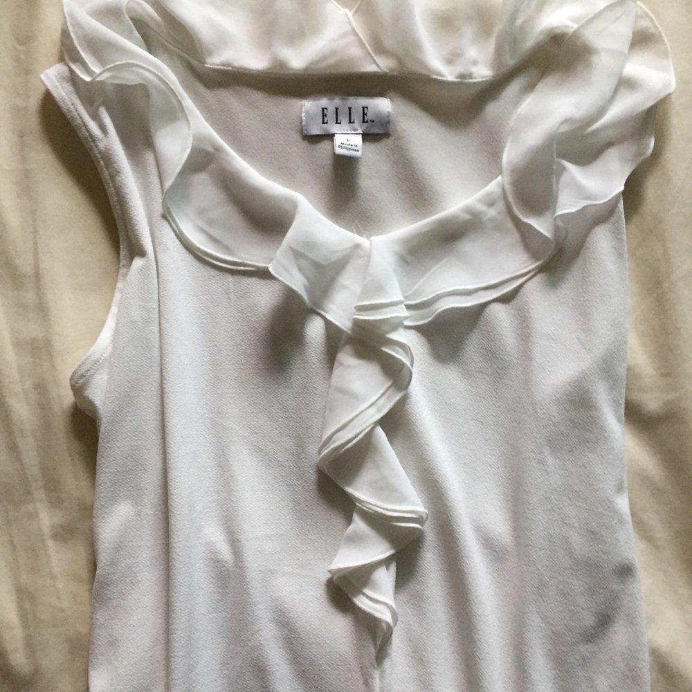 White ruffle v-neck collar no sleeve blouse